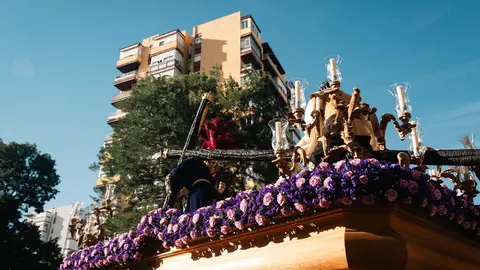 Jueves Santo en Algeciras- Tres Ca&iacute;das y Nazareno, fe y multitud en la calle_020