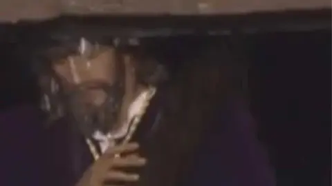 Momento de la recogida del Nazareno en la iglesia de La Palma durante la noche del Jueves Santo - FUENTE: ONDA ALGECIRAS