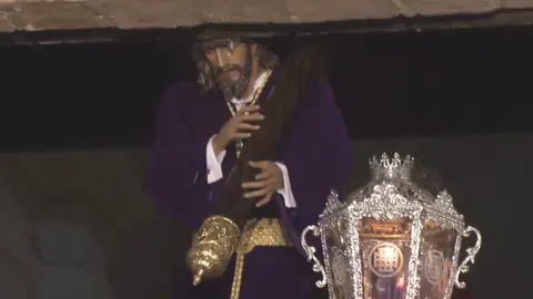 Momento de la recogida del Nazareno en la iglesia de La Palma durante la noche del Jueves Santo - FUENTE: ONDA ALGECIRAS