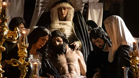 Algeciras vive su Viernes Santo m&aacute;s sobrecogedor en im&aacute;genes_101