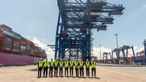 Representantes institucionales y empresariales durante la visita a la terminal de TTI en el Puerto de Algeciras