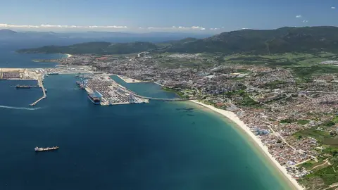 Vista general de las instalaciones portuarias de la Bah&iacute;a de Algeciras en una jornada de actividad log&iacute;stica