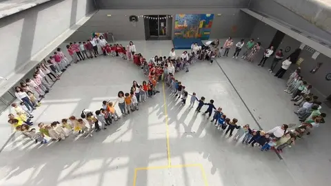Participaci&oacute;n del alumnado y familias en la carrera solidaria organizada con motivo del D&iacute;a del Autismo.