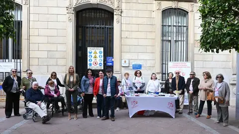 Imagen de la visita institucional a la mesa informativa instalada en el centro de Algeciras.