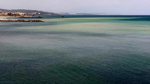 Vista del litoral de La Atunara, zona en la que Verdemar sit&uacute;a la llegada de part&iacute;culas en suspensi&oacute;n procedentes de las obras de Eastside.
