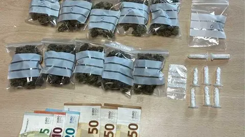 En el registro, los guardias civiles intervinieron 0,5 gramos de speed, 10 gramos de coca&iacute;na, 3,7 gramos de MDA y 155 gramos de marihuana, adem&aacute;s de dinero en efectivo, presuntamente procedente de la actividad il&iacute;cita.
