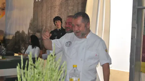 Fernando Estudillo durante la presentaci&oacute;n de su propuesta gastron&oacute;mica en la Feria de la Tagarnina y el Esp&aacute;rrago en Alconchel - FOTO: Ferestu