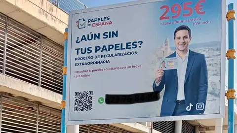 Cartel sobre regularizaci&oacute;n administrativa ubicado en la salida del parking de un centro comercial en Algeciras.