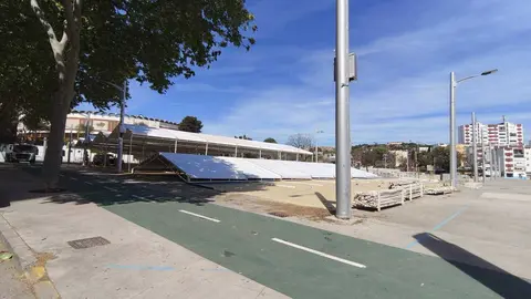 Primeras estructuras instaladas en el recinto ferial Antonio Quintero durante el inicio del montaje - FOTO: FJ Ben&iacute;tez
