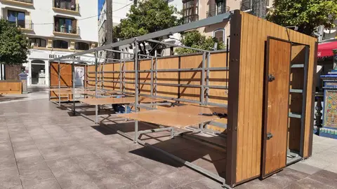 Montaje de los m&oacute;dulos y casetas en la Plaza Alta durante los preparativos de la Feria del Libro de Algeciras - FOTO: FJ Ben&iacute;tez