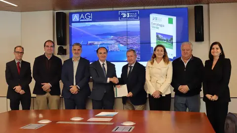 Representantes de la AGI y la Autoridad Portuaria durante la firma de adhesi&oacute;n a la Estrategia Verde en Algeciras.