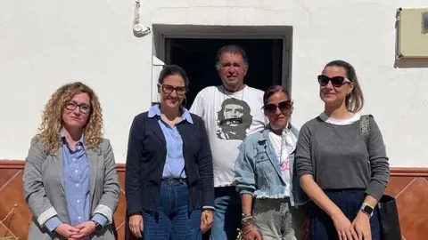 Visita de representantes sociales a una vivienda afectada por las inundaciones en la comarca