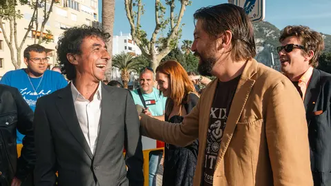 Tomasito y Juan Soto Ivars a su llegada a la gala de los Premios Pop Eye en el Campo de Gibraltar - FOTO: FJ Ben&iacute;tez