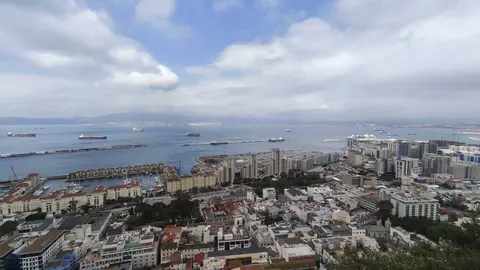Vista general del litoral de Gibraltar, objeto de la pol&eacute;mica por las denuncias medioambientales - FOTO: FJ Ben&iacute;tez