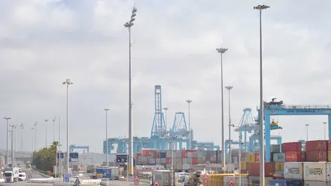 Vista general del Puerto de Algeciras durante una jornada de actividad habitual en sus muelles
