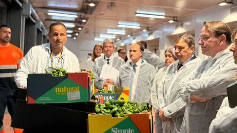 Visita institucional al Puesto de Control Fronterizo del Puerto de Algeciras durante una jornada de inspecci&oacute;n habitual - FOTO: APBA