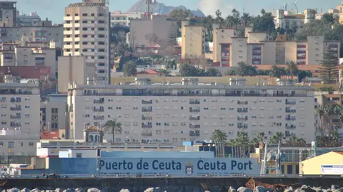 Vista general del puerto de Ceuta en una jornada de actividad habitual