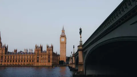 Vista general del Parlamento brit&aacute;nico en Londres en el contexto del acuerdo educativo con la Uni&oacute;n Europea
