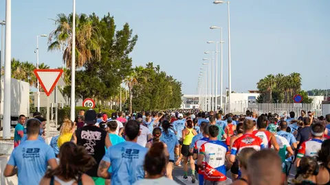 Participantes durante una edici&oacute;n anterior de la Carrera Popular del Puerto de Algeciras recorriendo el circuito urbano