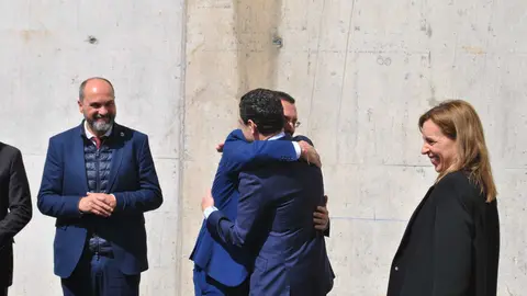 Juanma Moreno y Juan Franco durante un saludo en una visita institucional reciente en Castellar de la Frontera