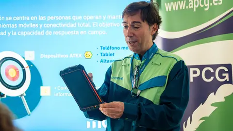 Responsable de Moeve durante una jornada formativa mostrando un dispositivo tecnol&oacute;gico utilizado en entornos industriales seguros