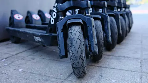 Imagen de un patinete el&eacute;ctrico adaptado a la normativa vigente en materia de circulaci&oacute;n y seguridad