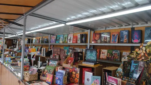 Vista general de la Plaza Alta durante la celebraci&oacute;n de la Feria del Libro de Algeciras en una edici&oacute;n anterior