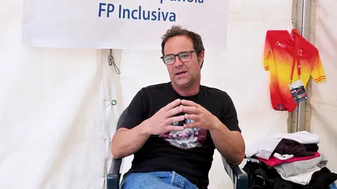 Un momento de la entrevista a &Oacute;scar Higuera durante la tercera Feria del Deporte en el Parque Mar&iacute;a Cristina de Algeciras