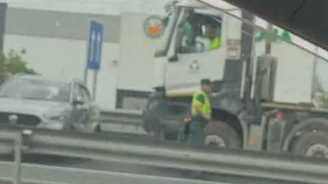 Retenciones en la A-7 a su paso por Palmones tras los accidentes registrados en la zona.