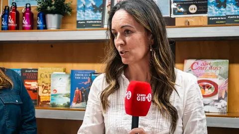 En el stand de Apropadis 2.0 durante la Feria del Libro de Algeciras, atendiendo a los medios de Campo Gibraltar 24h - FOTO: FJ Ben&iacute;tez
