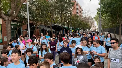 Participantes durante el recorrido de la marcha solidaria organizada por el colegio Huerta de la Cruz en Algeciras.