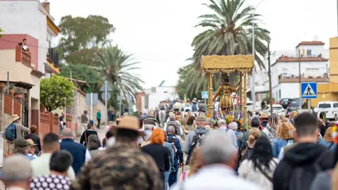 Romeros acompa&ntilde;an la imagen de San Isidro durante su recorrido hacia La Montera del Torero - FOTO: Javier Puche (Devotus Lens)