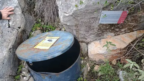 Entrada protegida de la Sima Hedionda 4, ubicada en la Sierra de la Utrera en Casares