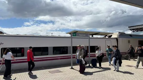 Pasajeros en la estaci&oacute;n realizando el embarque en un tren con destino Algeciras durante la jornada.