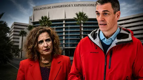 Pedro S&aacute;nchez y Mar&iacute;a Jes&uacute;s Montero, en un montaje frente al Palacio de Congresos de La L&iacute;nea, donde est&aacute; previsto el acto pol&iacute;tico de este s&aacute;bado