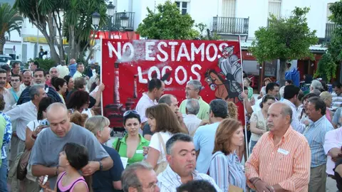 El entonces alcalde de Los Barrios, Ferm&iacute;n Alconchel, bajo una pancarta de Verdemar durante una protesta contra las ampliaciones urban&iacute;sticas en la zona en 2007.