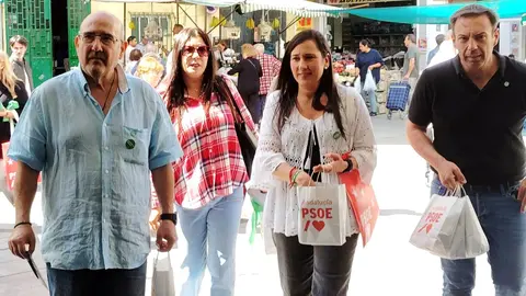 Roc&iacute;o Arrabal y miembros del PSOE durante un reparto informativo en el mercado Ingeniero Torroja de Algeciras en plena campa&ntilde;a electoral.