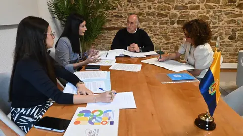 Reuni&oacute;n mantenida entre responsables municipales y Cruz Roja para abordar medidas contra la soledad no deseada de las personas mayores.