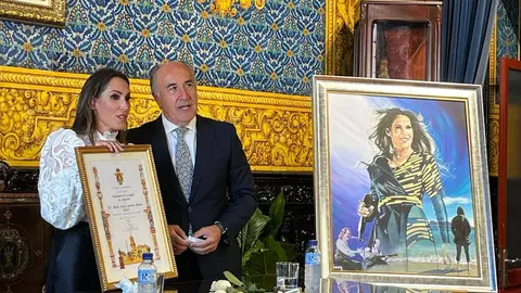 Mal&uacute; llega al Ayuntamiento de Algeciras para ser investida como embajadora de la ciudad.
