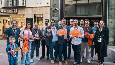 Miembros de 100x100 Unidos posan ante la Subdelegaci&oacute;n del Gobierno de la Junta de Andaluc&iacute;a en Algeciras durante un acto de campa&ntilde;a electoral - FOTO: FJ Ben&iacute;tez