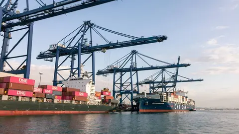 Imagen de la actividad portuaria y terminal de contenedores en el Puerto de Algeciras
