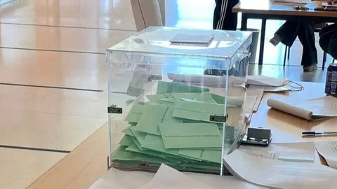 Urna electoral durante la jornada de votaci&oacute;n celebrada este domingo en un colegio electoral del Campo de Gibraltar.