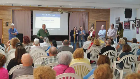Participantes en la charla informativa del Aula de Mayores de la UCA en Algeciras