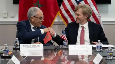 Representantes de Estados Unidos y Marruecos durante la firma del nuevo acuerdo de cooperaci&oacute;n militar entre ambos pa&iacute;ses.