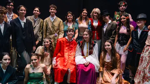 Pilar Pintor junto a los alumnos del Aula de Teatro tras la representaci&oacute;n en el Teatro Florida - FOTO: FJ Ben&iacute;tez