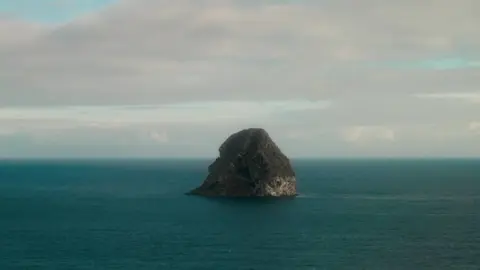 La inmensidad del oc&eacute;ano y el aislamiento de una peque&ntilde;a isla protagonizan una de las im&aacute;genes m&aacute;s evocadoras de la programaci&oacute;n del FCAT 2026.