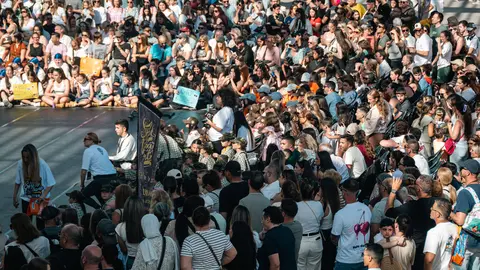 P&uacute;blico durante una edici&oacute;n anterior de Street Art Algeciras en Plaza Andaluc&iacute;a - FOTO: FJ Ben&iacute;tez