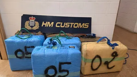Fardos de resina de cannabis intervenidos por el Servicio de Aduanas de Gibraltar