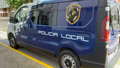 Control policial en una v&iacute;a urbana de La L&iacute;nea.