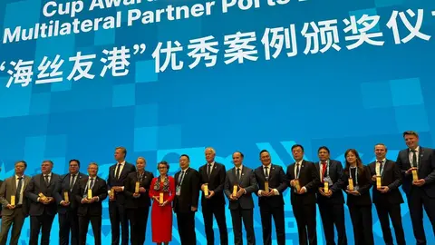 Representantes portuarios internacionales durante la entrega de reconocimientos en el Foro Ruta de la Seda celebrado en Ningbo